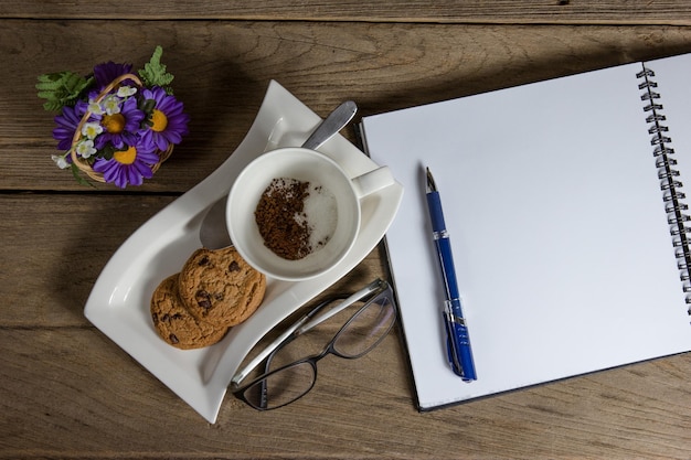 Стол с сервировкой и записной книжкой