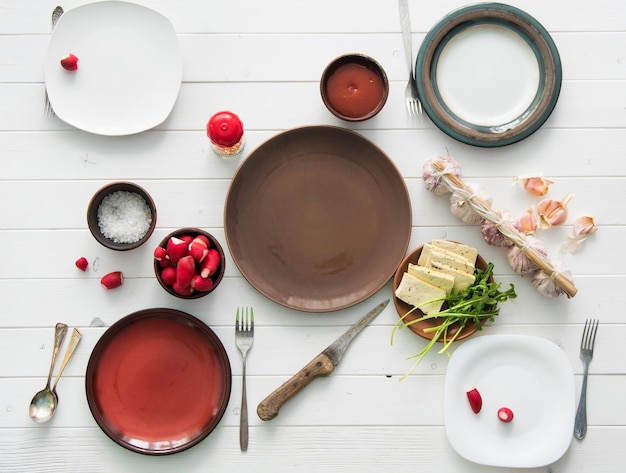 Тарелки с блюдами на деревянном столе